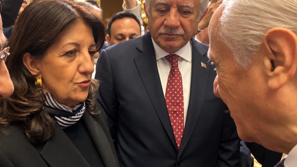 Cumhurbaşkanı Erdoğan, Bahçeli’nin verdiği beyaz gül elinde, TBMM Genel Kurulu’nu selamlıyor. Görüntü: TBMM TV, 1 Ekim 2026.